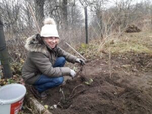 Planowanie łąki kwietnej – rozmowa uczestników przy ławce w ogrodzie